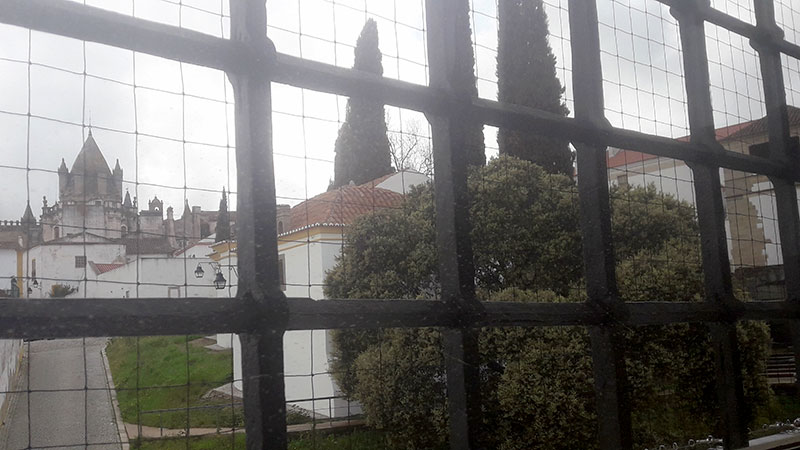 Vista da Sé de Évora através de janela